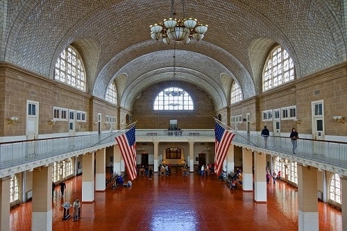 Grand Hall d'Ellis Island où les immigrants pouvaient attendre des heures, des jours ou des semaines